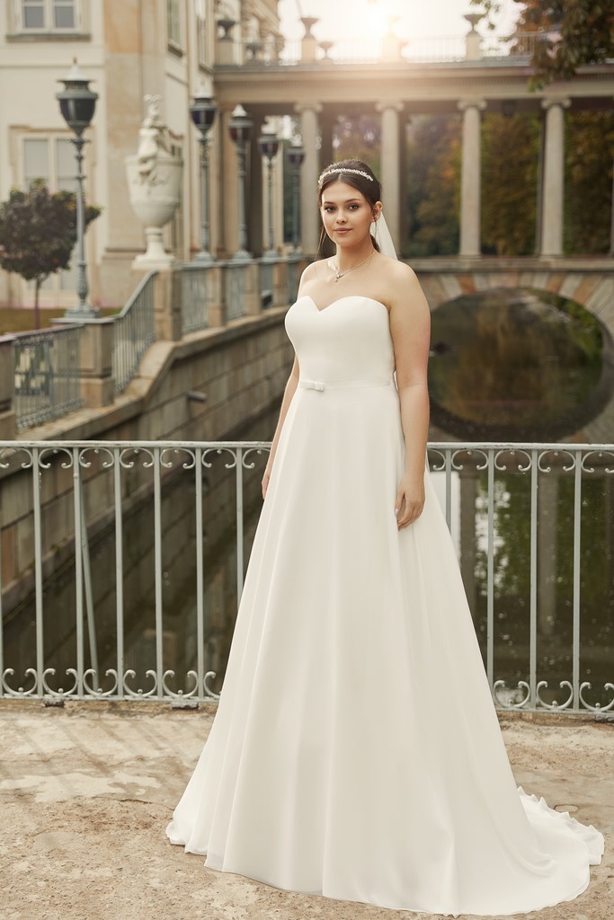 Robes de Mariée Plus Size Le Chat Défile Beauvais