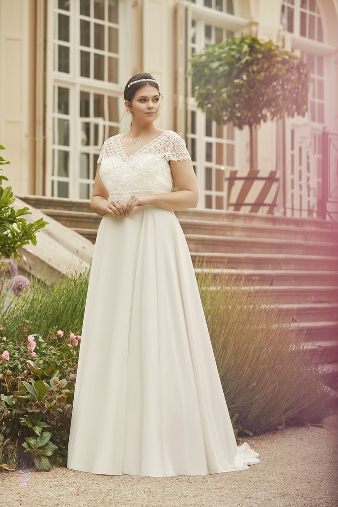 Robes de Mariée Plus Size Le Chat Défile Beauvais