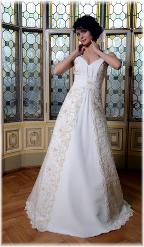 Robe de mariée empire avec petite traine avec broderies dorées et ceinture sous la taille