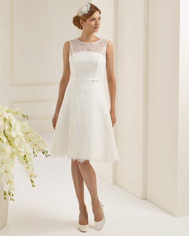 Robe de mariée courte en Ligne A avec cache poitrine en tulle à Gournay en Bray