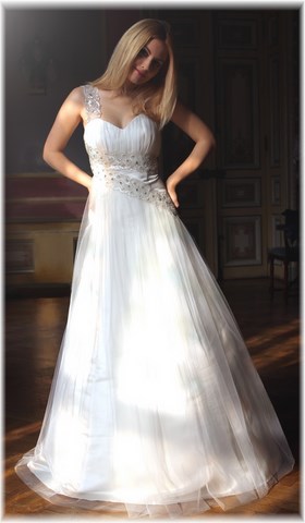 Robe de mariée Empire en mousseline et tulle avec bretelle asymétrique et ceinture transversale