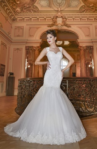 Robe de mariée demi Siréne avec bretelles et galon de dentelle