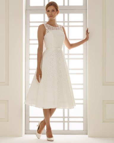 Robe de mariée courte en dentelle, bretelle et ceinture fine en satin à Precy sur Oise